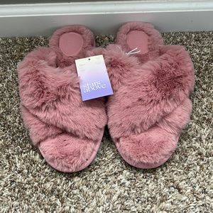 Women’s Pink fuzzy Slippers ( size L 9/10)